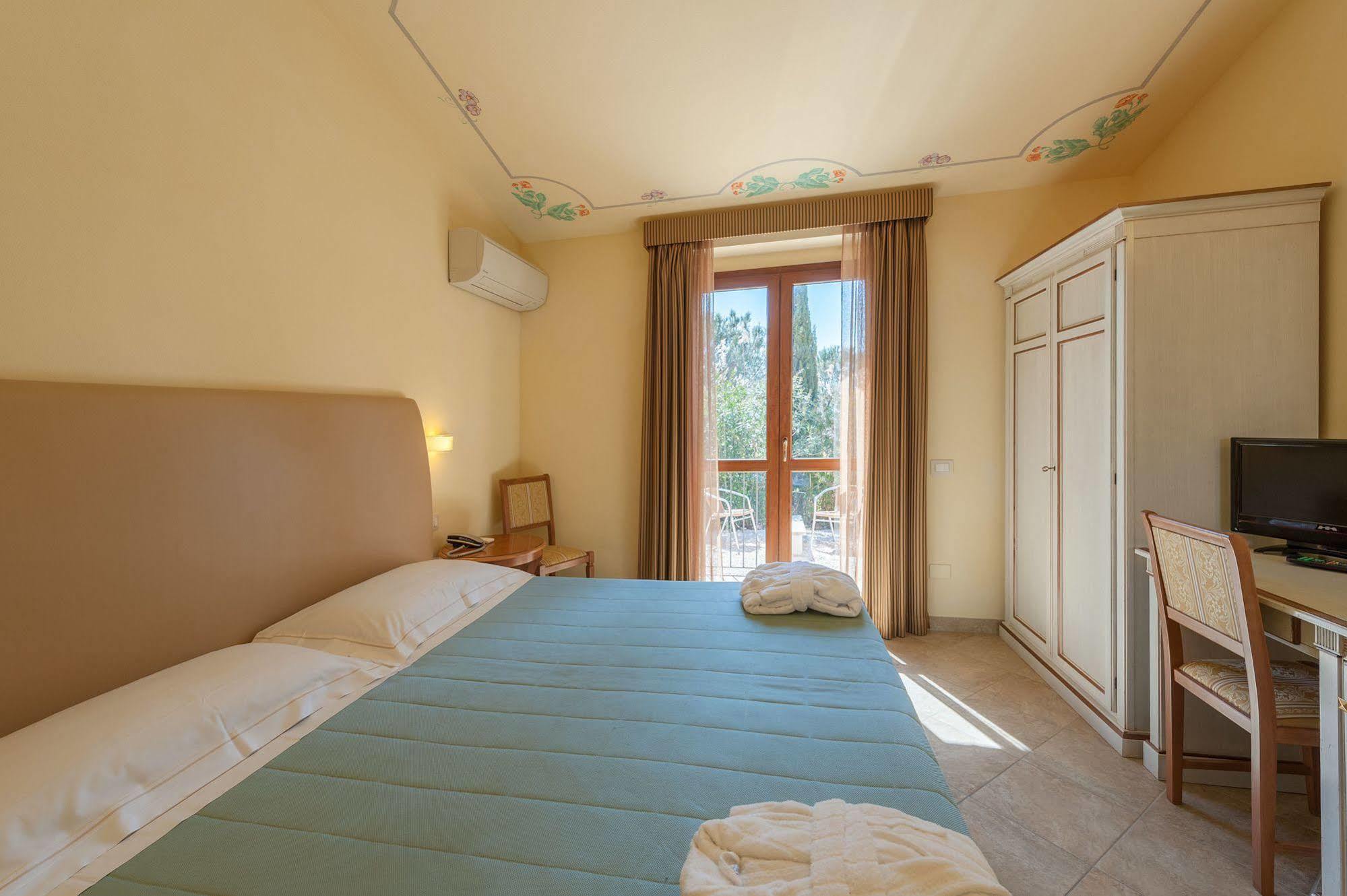 Hotel Saturno Fonte Pura ซาตูร์เนีย ภายนอก รูปภาพ