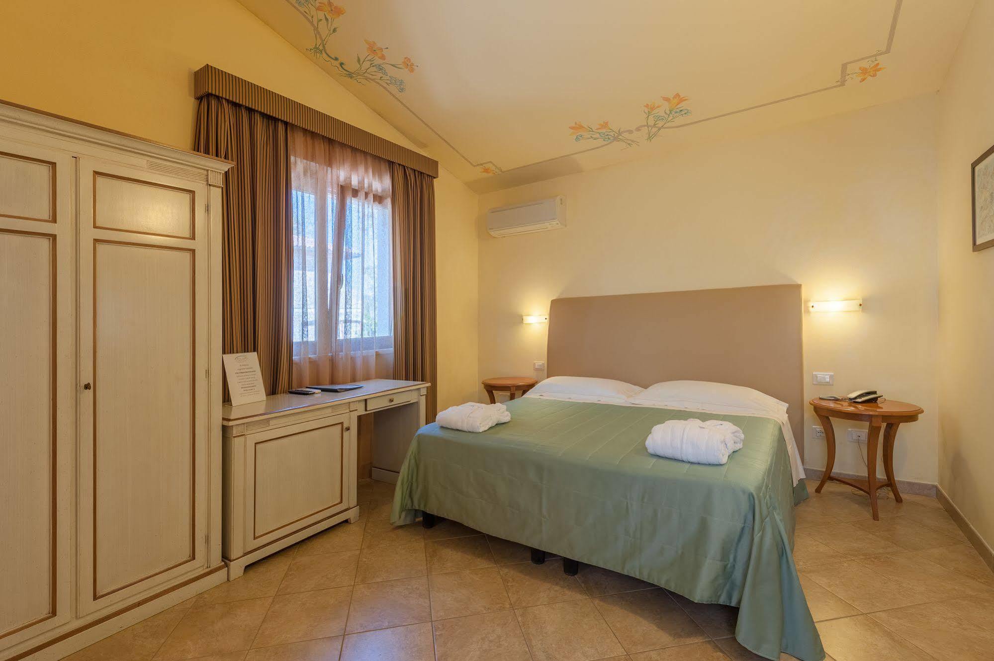 Hotel Saturno Fonte Pura ซาตูร์เนีย ภายนอก รูปภาพ